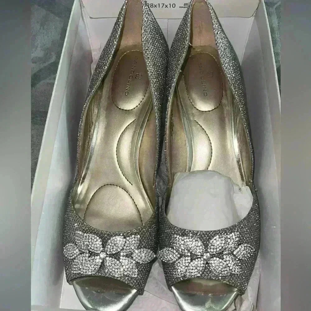 Size 8 bandolino heel shoes gold/ silver